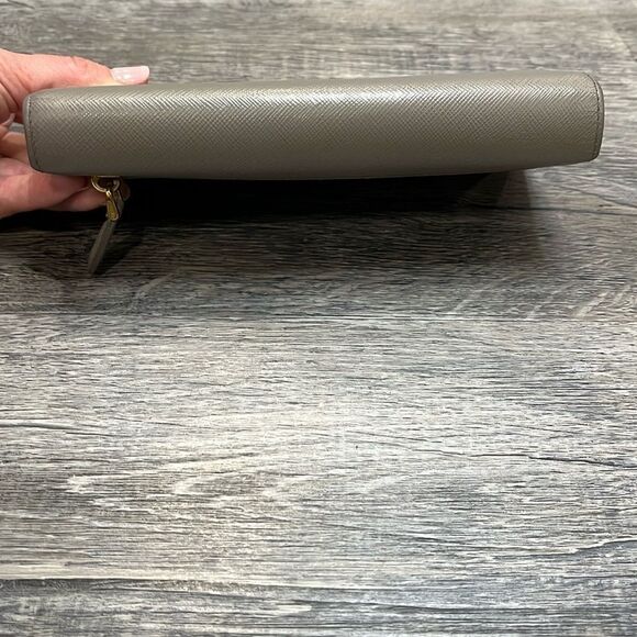 Authenticated Prada Beige Saffiano Lux Wallet ($1,100) 🌟professionally cleaned 🌟 - Picture 9 of 17